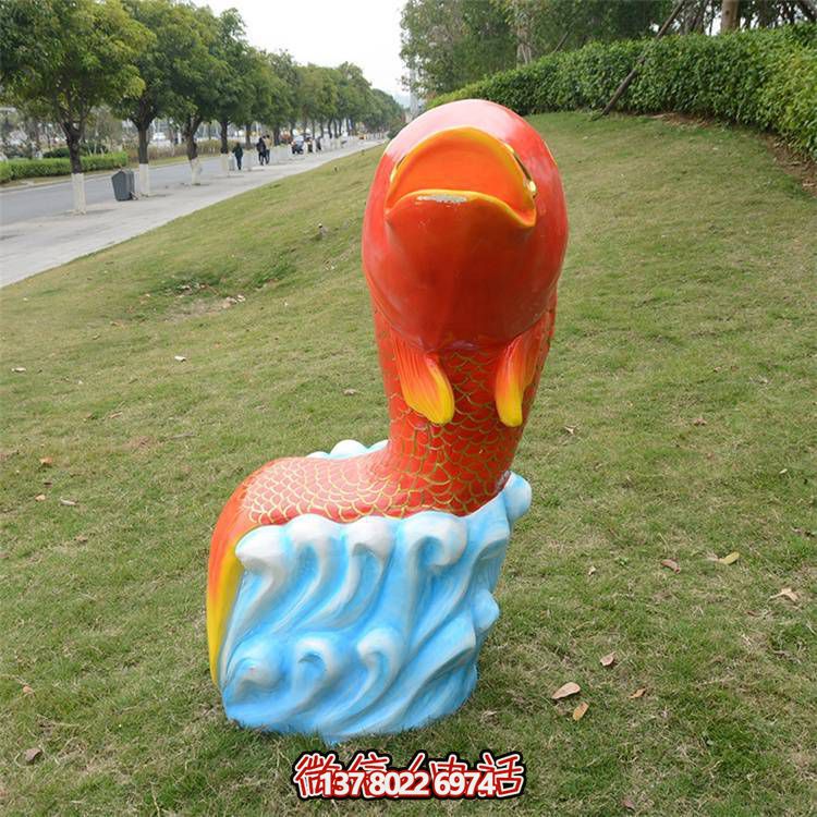 卡通玻璃鋼鯉魚雕塑，點(diǎn)綴游樂園園林