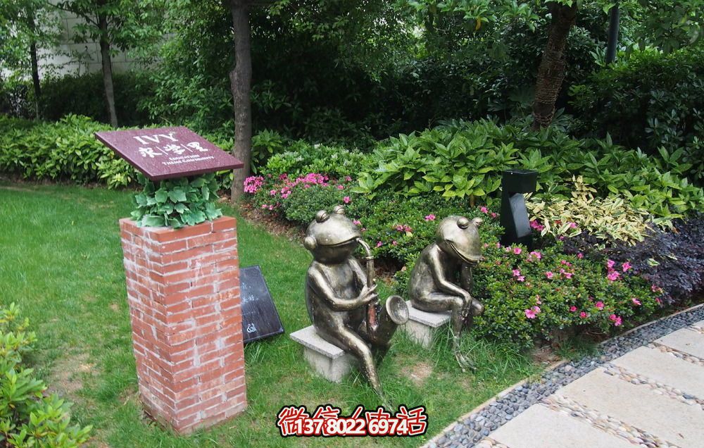 唯美青蛙雕塑，用不銹鋼增添公園景色