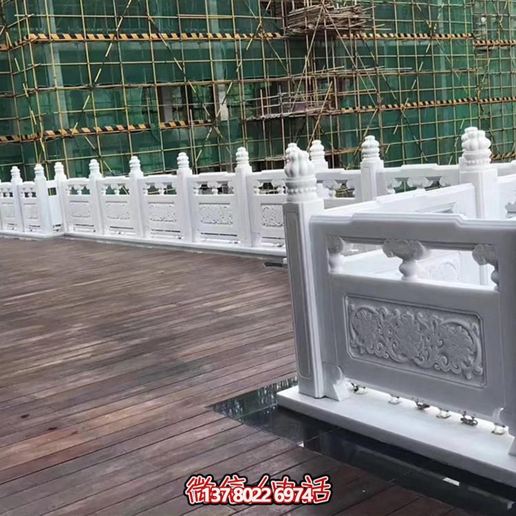 絢麗多彩的防護欄桿，為河道升旗臺打造夢幻般的園林雕塑