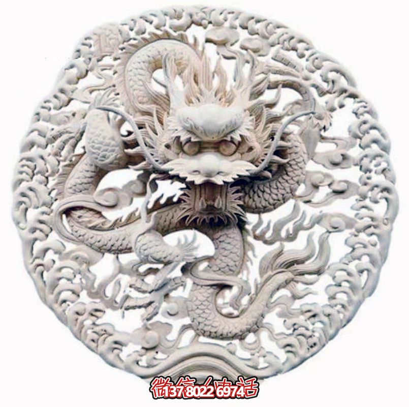 精美龍紋浮雕裝飾大門，點綴祠堂大門口