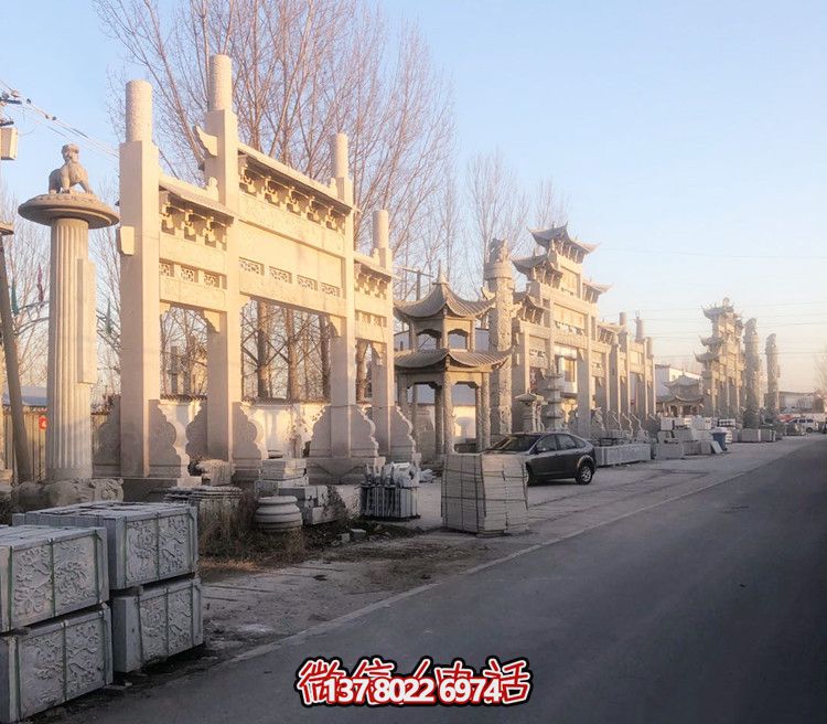大理石門牌樓，點綴村莊入口