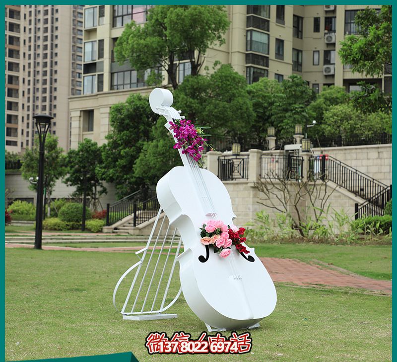 玻璃鋼雕塑，打造創(chuàng)意白色大提琴，點綴公園景區(qū)