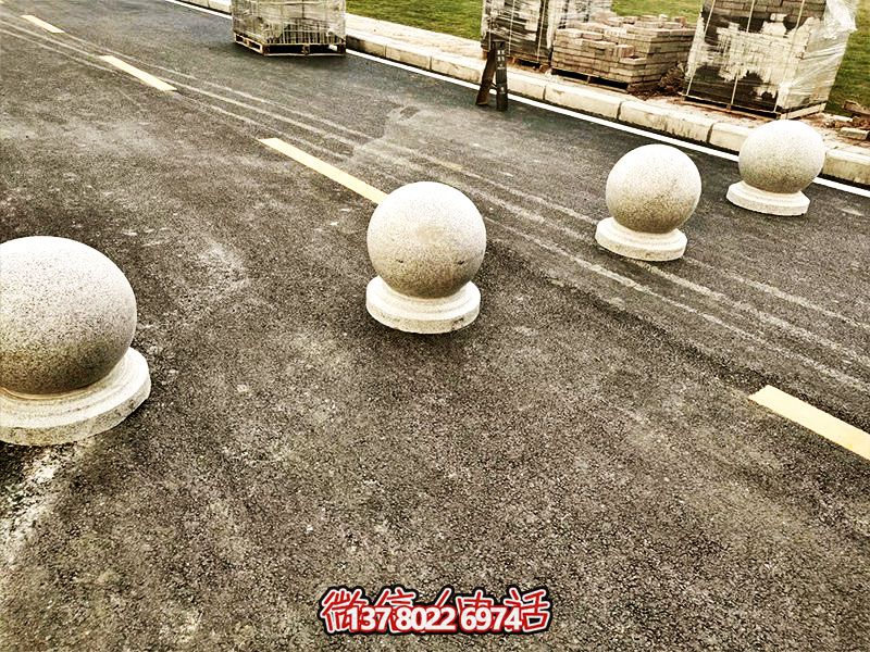 球形路障，為小學(xué)路邊擺放的安全隔離車(chē)