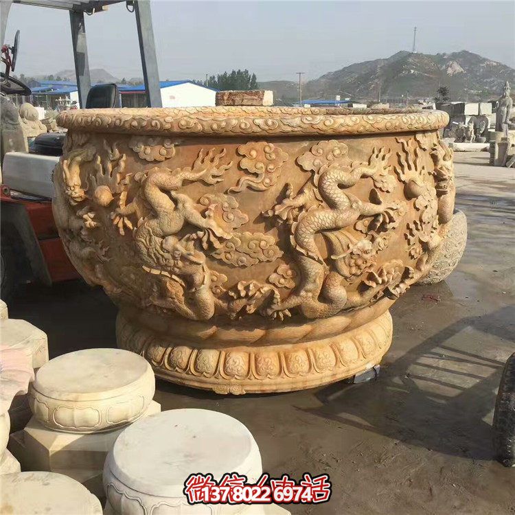 傳統(tǒng)水缸，絢麗多彩的雙龍戲紋