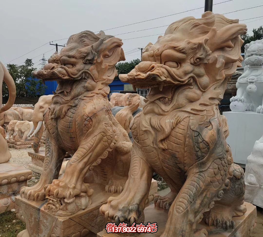 大型黃蠟石麒麟雕塑，點(diǎn)綴廣場景觀