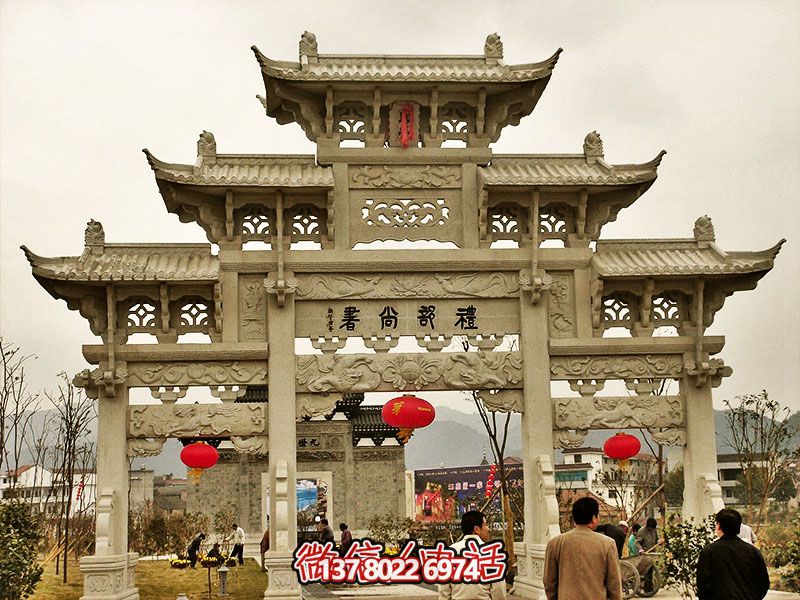 鏤空三門牌坊，點綴城市廣場