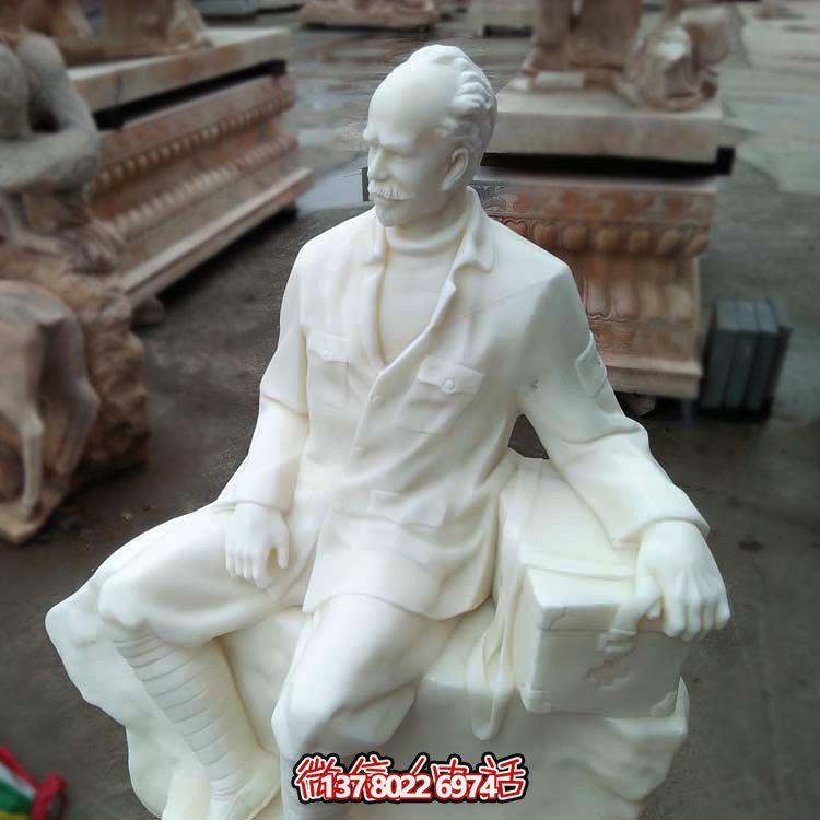 以白求恩精神為原型，漢白玉雕刻的護(hù)士坐姿雕塑